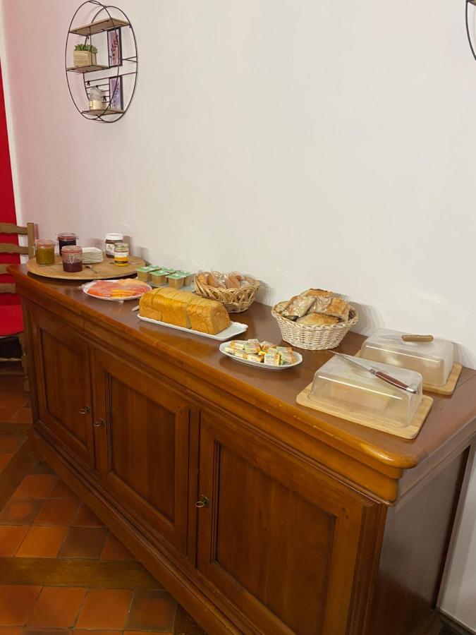Les Genebruyeres - L'Histoire D'Un Reve Bed & Breakfast Aubigny-sur-Nere Exterior photo